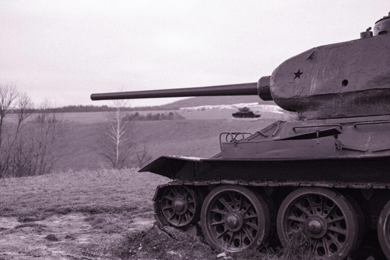 The Evolution and Strategic Impact of Tanks in Modern Warfare