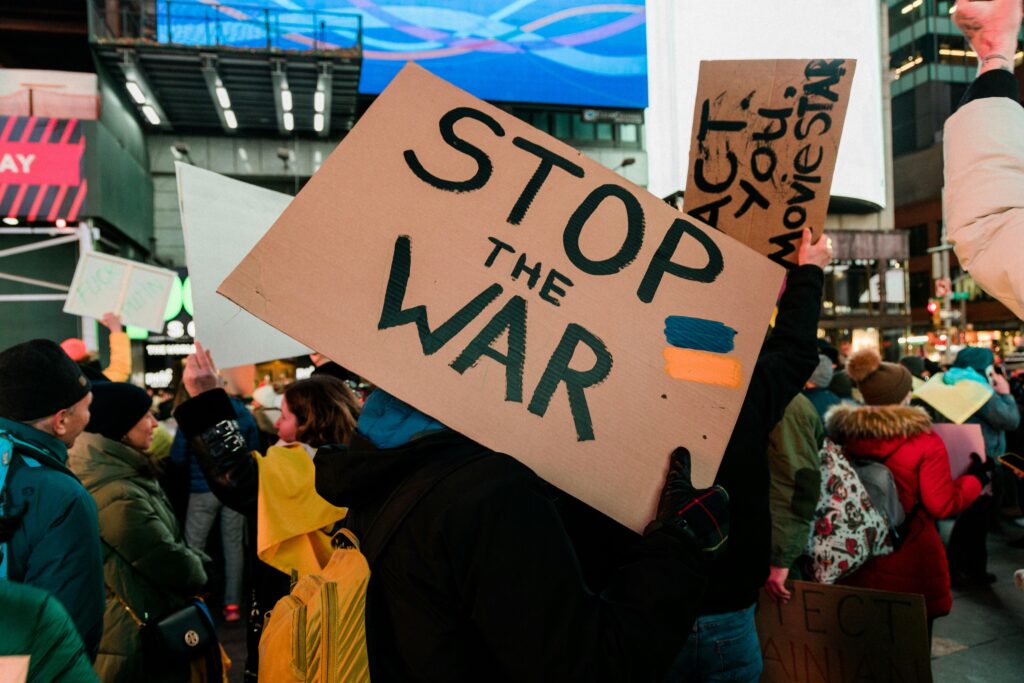How Global Reactions Shape the Outcomes of War